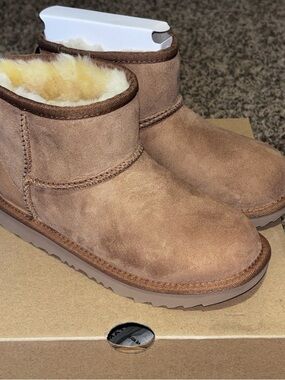 UGG Classic Mini II Boot Kids Size 2 Chestnut 1017715K New